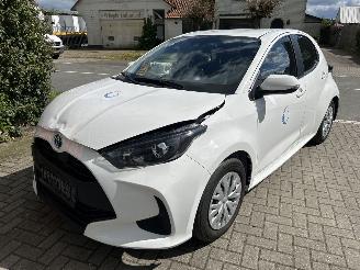 uszkodzony Toyota Yaris 1.5 HYBRID ACTIVE