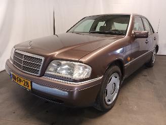 krockskadad bil auto Mercedes C-klasse C (W202) Sedan 1.8 C-180 16V (M111.921) [90kW]  (03-1993/05-2000) 1993/10