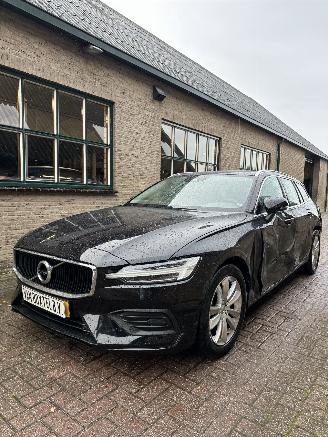 damaged passenger cars Volvo V-60 2.0 D3 Momentum pro 2020/7