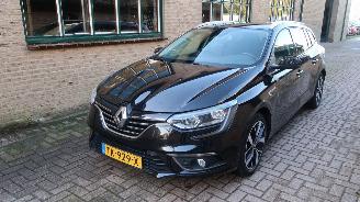 damaged passenger cars Renault Mégane Renault Mégane Estate 1.3 TCe Bose 2018/8