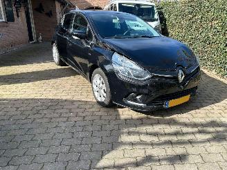 Vaurioauto  passenger cars Renault Clio 0.9 TCe Limited 2017/12