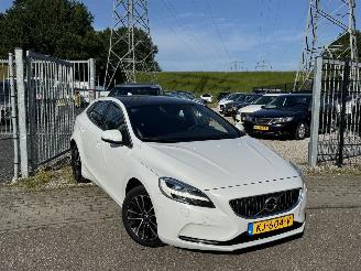 krockskadad bil auto Volvo V-40 2.0 D2 Summum Business 2016/9