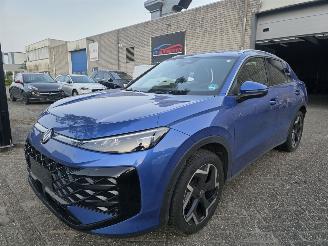 uszkodzony samochody osobowe Volkswagen T-Roc R-Line 1.5eTSI IQ-Light Drive-Mode Camera Virtual Keyless Sfeerverl. Acc Lane-Assist 110KW / 150PK 2025/12
