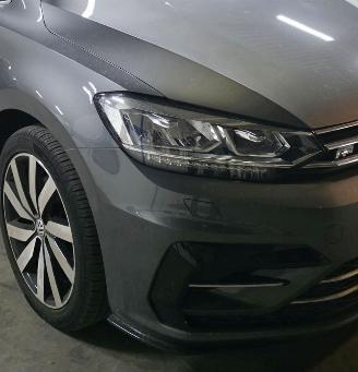 Coche accidentado Volkswagen Touran R-LINE 1.5TSI DSG PANO 7-Zits Led Alcantara Keyless Camera Navi Acc 110KW/150PK 2020/5