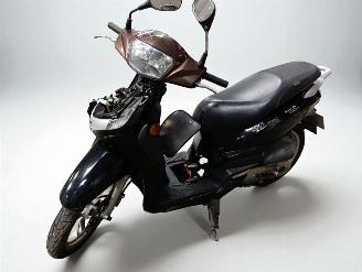 krockskadad bil bromfiets Peugeot  50 TWEET 2013/1