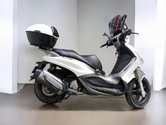 krockskadad bil bromfiets Piaggio  BEVERLY 2015/5