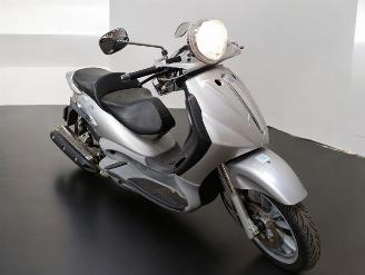 skadebil bromfiets Piaggio  BEVERLY 2004/7