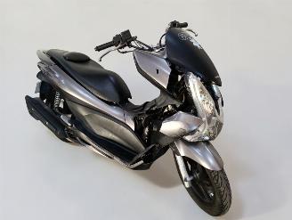 skadebil bromfiets Honda  PCX 2010/9
