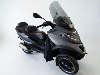 krockskadad bil bromfiets Piaggio  MP3 2016/12