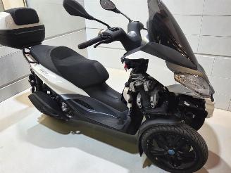 krockskadad bil bromfiets Piaggio  MP3 HP 2023/4