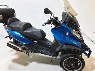 krockskadad bil bromfiets Piaggio  MP3 2014/8
