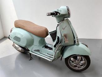krockskadad bil bromfiets Piaggio  GTS 2023/6