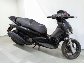 krockskadad bil bromfiets Piaggio  BEVERLY 2020/5