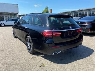 Vaurioauto  passenger cars Mercedes E-klasse 300 T AMG Lin *PANO - NAVI - KAM* 2022/2