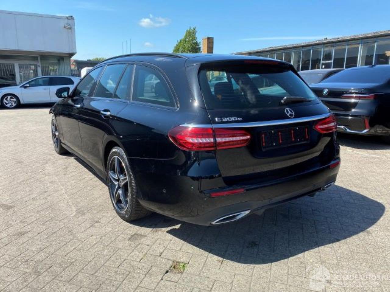 Mercedes E-klasse 300 T AMG Lin *PANO - NAVI - KAM*