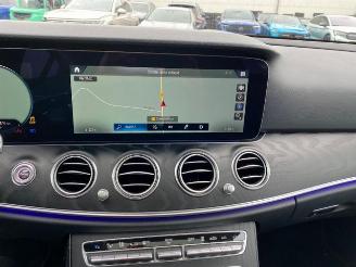 Mercedes E-klasse 300d T AMG Lin *PANO - AHK - KAM - LD* picture 16