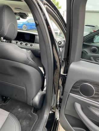 Mercedes E-klasse 300d T AMG Lin *PANO - AHK - KAM - LD* picture 13