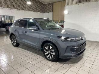 Schadeauto Volkswagen Tiguan 1.5 eTSI DSG Life 2025/11