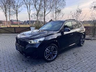 krockskadad bil auto BMW iX1 iX1 20 eDrive M Sport Leder Trekhaak Camera Ambiance! 2024/10