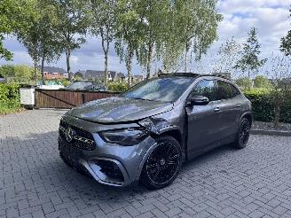 krockskadad bil auto Mercedes GLA Mercedes-Benz GLA 250e AMG PANO Trekhaak Camera Ambiance HUD VOL!! 2024/3