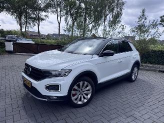 Damaged car Volkswagen T-Roc Volkswagen T-Roc 1.5 TSI DSG Sport Camera Trekhaak 150ps ACC DCC 2019/11