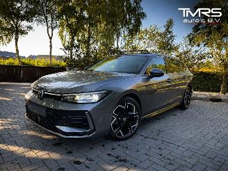 uszkodzony samochody osobowe Volkswagen Passat Passat Variant 2.0 TDI 110 kW 3x R-line PANO HUD 2025/10