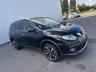 damaged passenger cars Nissan X-Trail  2015/9