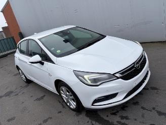 uszkodzony samochody osobowe Opel Astra  2017/11