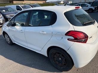 Peugeot 208  picture 8