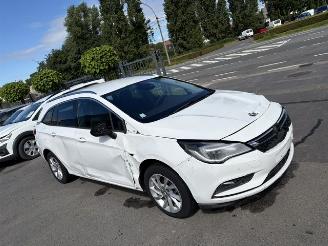 uszkodzony samochody osobowe Opel Astra  2017/1