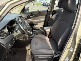 Kia Carens 7 seats picture 9