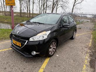 Schadeauto Peugeot 208 1.2 e-VTi Envy Automaat 2014/3