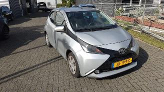 Schadeauto Toyota Aygo 1.0 VVT-i x-play weinig schade gewoon rijdbaar 2016/1