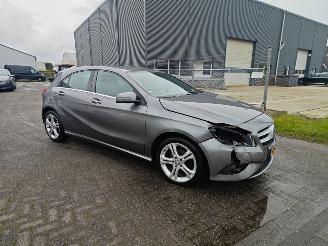 skadebil auto Mercedes A-klasse A180 ambition mooi frisse auto!! lichte schade 2012/1