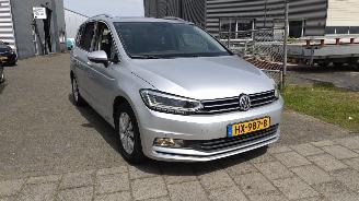 damaged passenger cars Volkswagen Touran 1.6TDI Autom Higline 7p Pano Trekh Clima Cruise Supermooie auto! 2015/1
