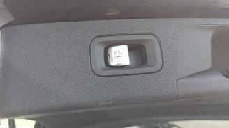 Mercedes E-klasse E220D 4 matic Pano Burmester Nieuwstaat auto! kleine schade picture 23