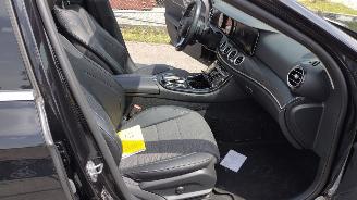 Mercedes E-klasse E220D 4 matic Pano Burmester Nieuwstaat auto! kleine schade picture 27