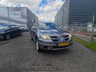 damaged passenger cars Mitsubishi Outlander 2.0 invite plus lichte rijdbare schade nette auto! 2006/1