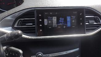 Peugeot 308 1.6 hdi premium euro6 rijdbare schade ! picture 14