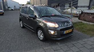 Vaurioauto  passenger cars Citroën C3 picasso 1.2 Exclusive Mooie auto Lichte schade 2015/1
