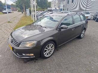Volkswagen Passat 2.0 TDI Highline BlueMotion Technisch 100 procent ok!! picture 2