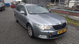 damaged passenger cars Skoda Superb 1.6 Tdi nette auto geen schade koppeling versleten 2011/1