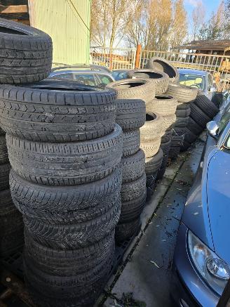 uszkodzony samochody osobowe Abarth  partij goeie banden voor export alle maten door elkaar 2024/1