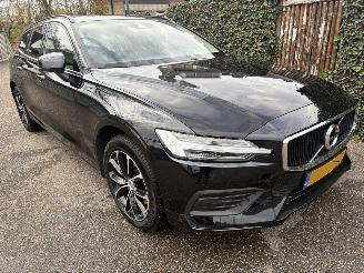 krockskadad bil auto Volvo V-60 2.0 B3 Momentum Advantage AUTOMAAT 174PK 2020/10