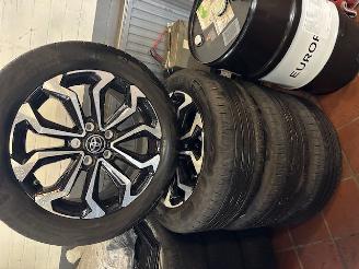 skadebil auto Toyota Yaris Cross 17 INCH ORGINELE SPORTWIELEN 2024/8