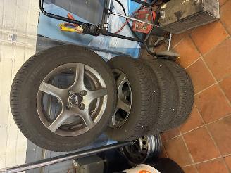 krockskadad bil auto Fiat 500 SNEEUW / WINTERBANDEN OP SPORTVELGEN 2024/1