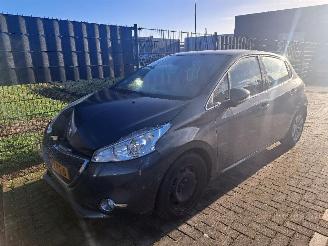 krockskadad bil auto Peugeot 208 1.2 VTi Blue L. Exec 2013/1