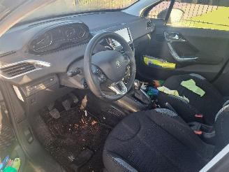 Peugeot 208 1.2 VTi Blue L. Exec picture 10