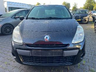 krockskadad bil auto Renault Clio 1.2 16V 65 Hatchback  Benzine 1.149cc 48kW (65pk) 2010/1