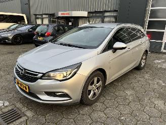Vaurioauto  passenger cars Opel Astra SPORTS TOURER+ 1.4 Innovation 2016/5
